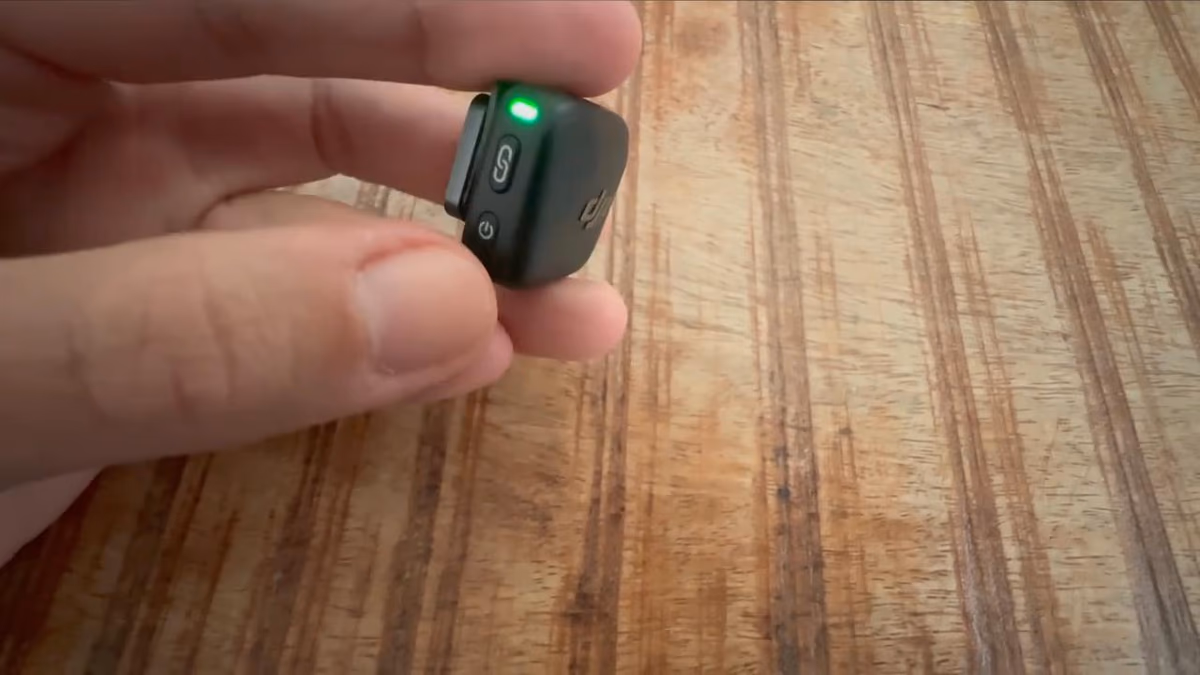Le DJI Mic Mini dans la main — la taille est impressionnante