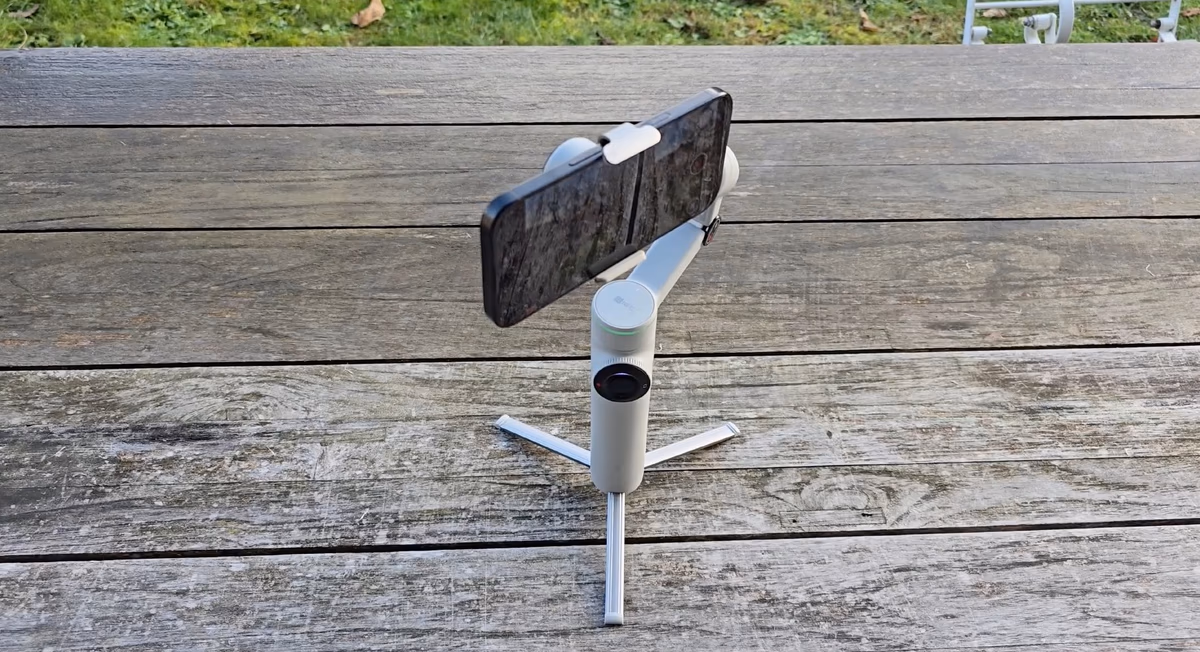 Insta360 Flow 2 Pro pose sur une table en train de filmer